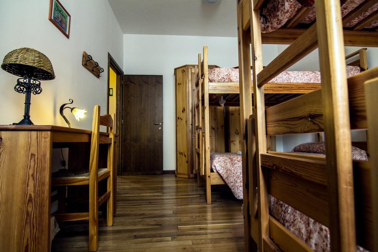 Il Camoscio Mountain & Bike Hostel Rovere  Exterior photo